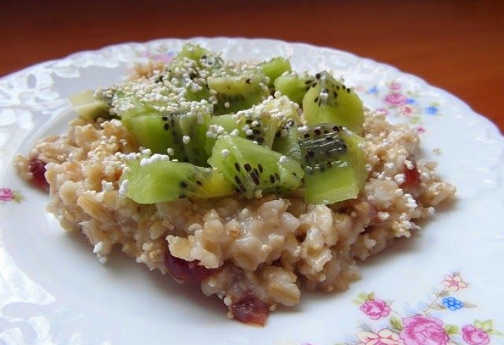 Owsianka z żurawiną i kiwi A B